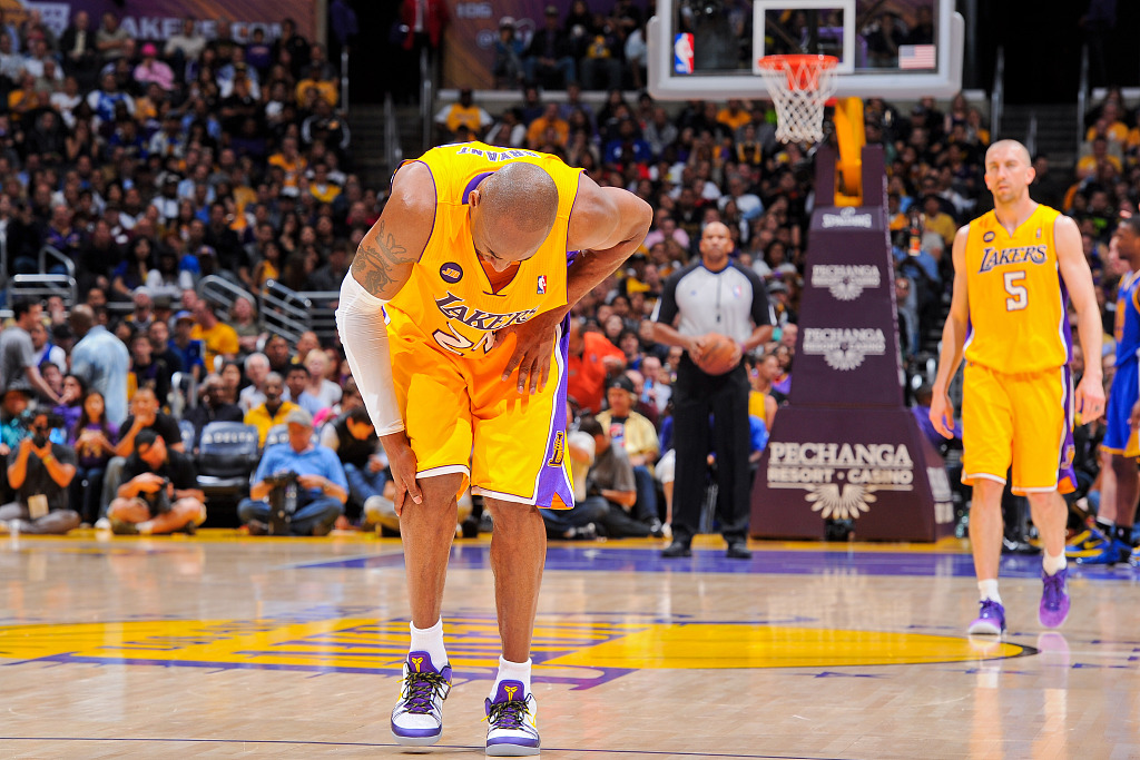 曼巴精神!八年前的今天科比跟腱断裂后仍命中两次罚球